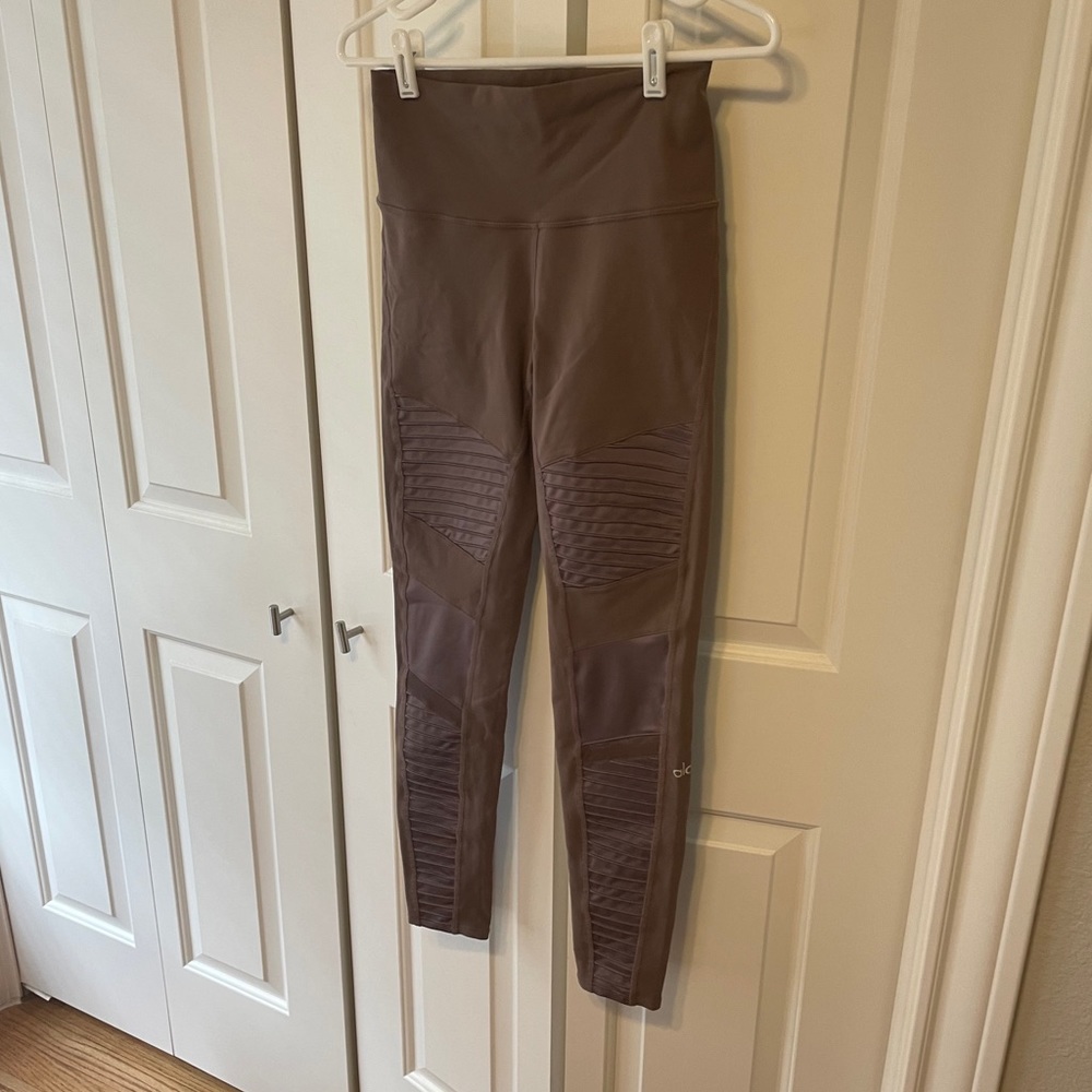Alo Moto yoga pants size M, like new.